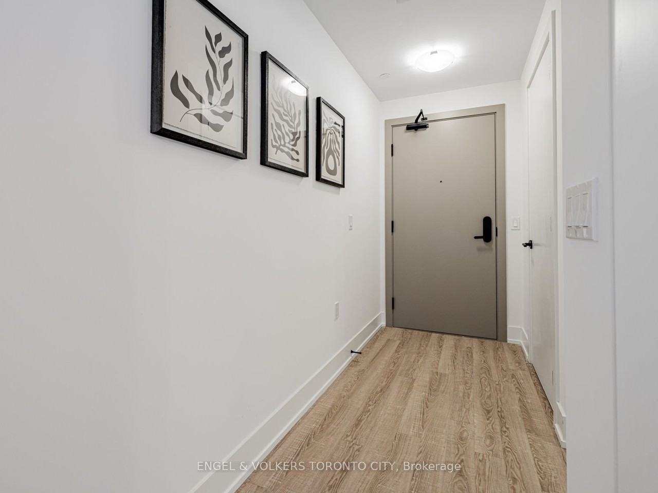 2075 King Cort - Photo 3 of 33