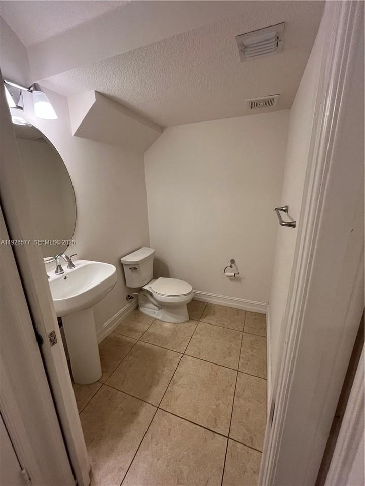 115 Riverwalk Cir E - Photo 6 of 18