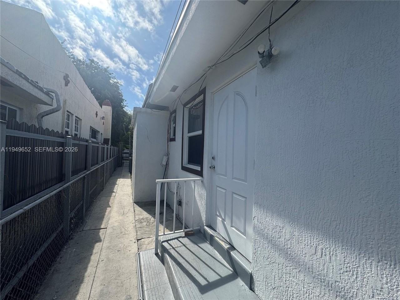 1629 Sw 10th St #1 - Photo 4 of 10