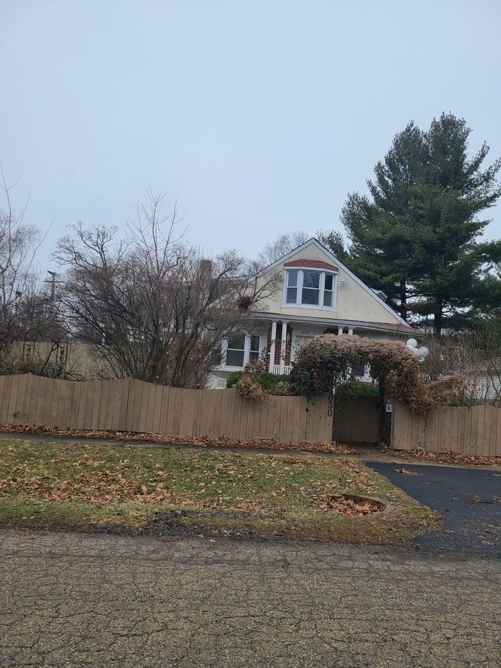 630 Whitney Ave - Photo 3 of 3