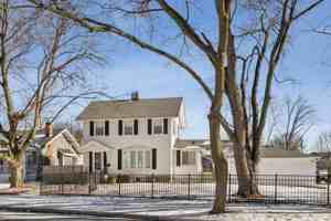 featured image of 713 Warrenville Rd