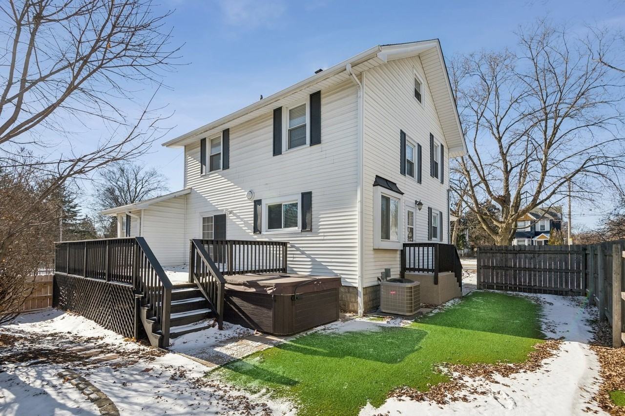 713 Warrenville Rd - Photo 3 of 15