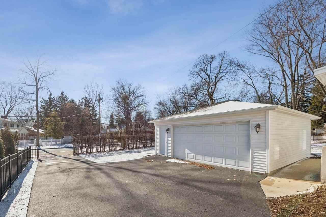 713 Warrenville Rd - Photo 4 of 15