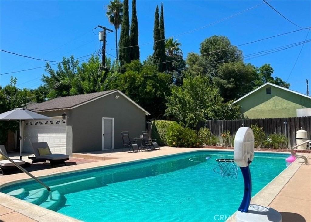 18221 Gresham St - Photo 2 of 26