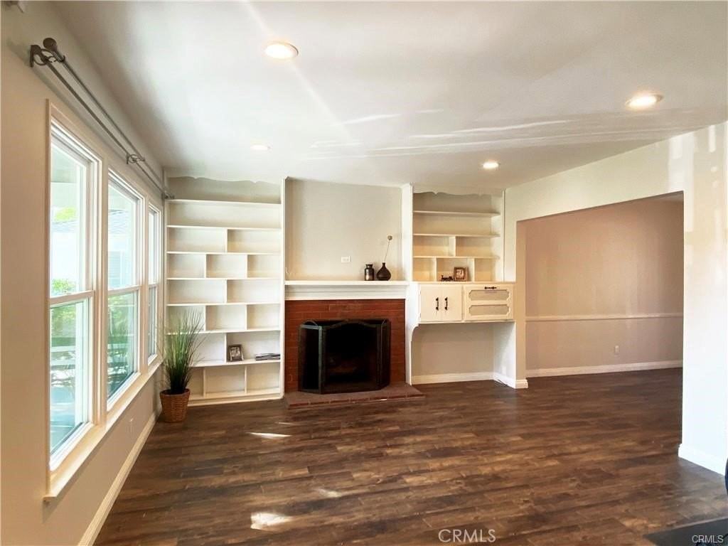 18221 Gresham St - Photo 3 of 26