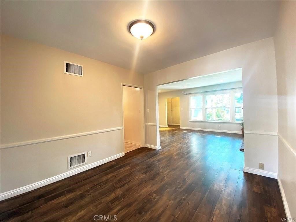 18221 Gresham St - Photo 5 of 26