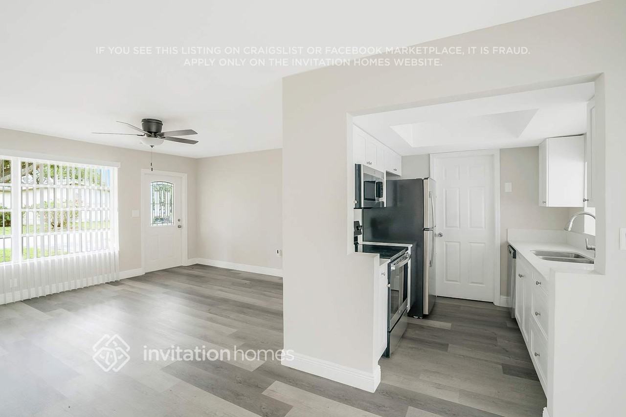 2925 Nw 69th Ave - Photo 5 of 22