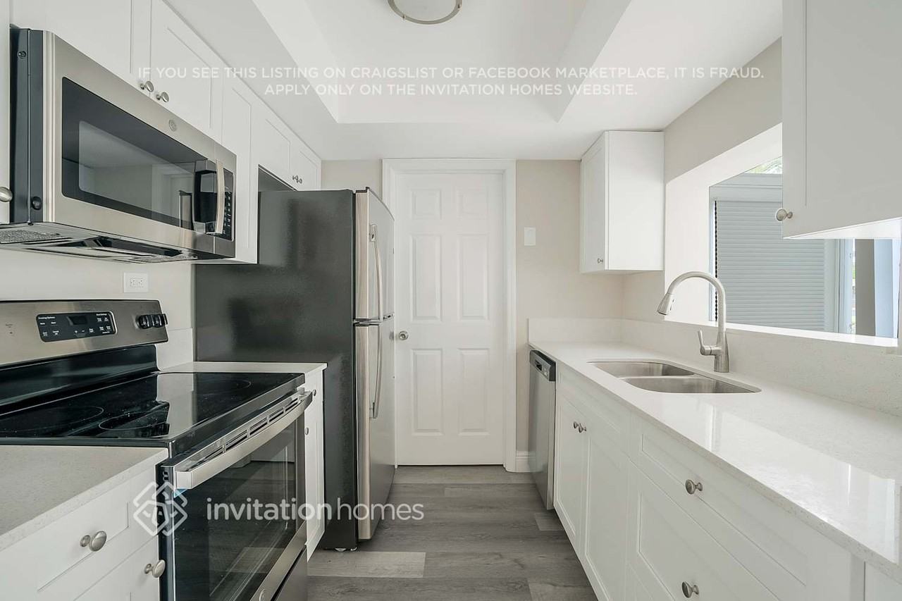 2925 Nw 69th Ave - Photo 7 of 22