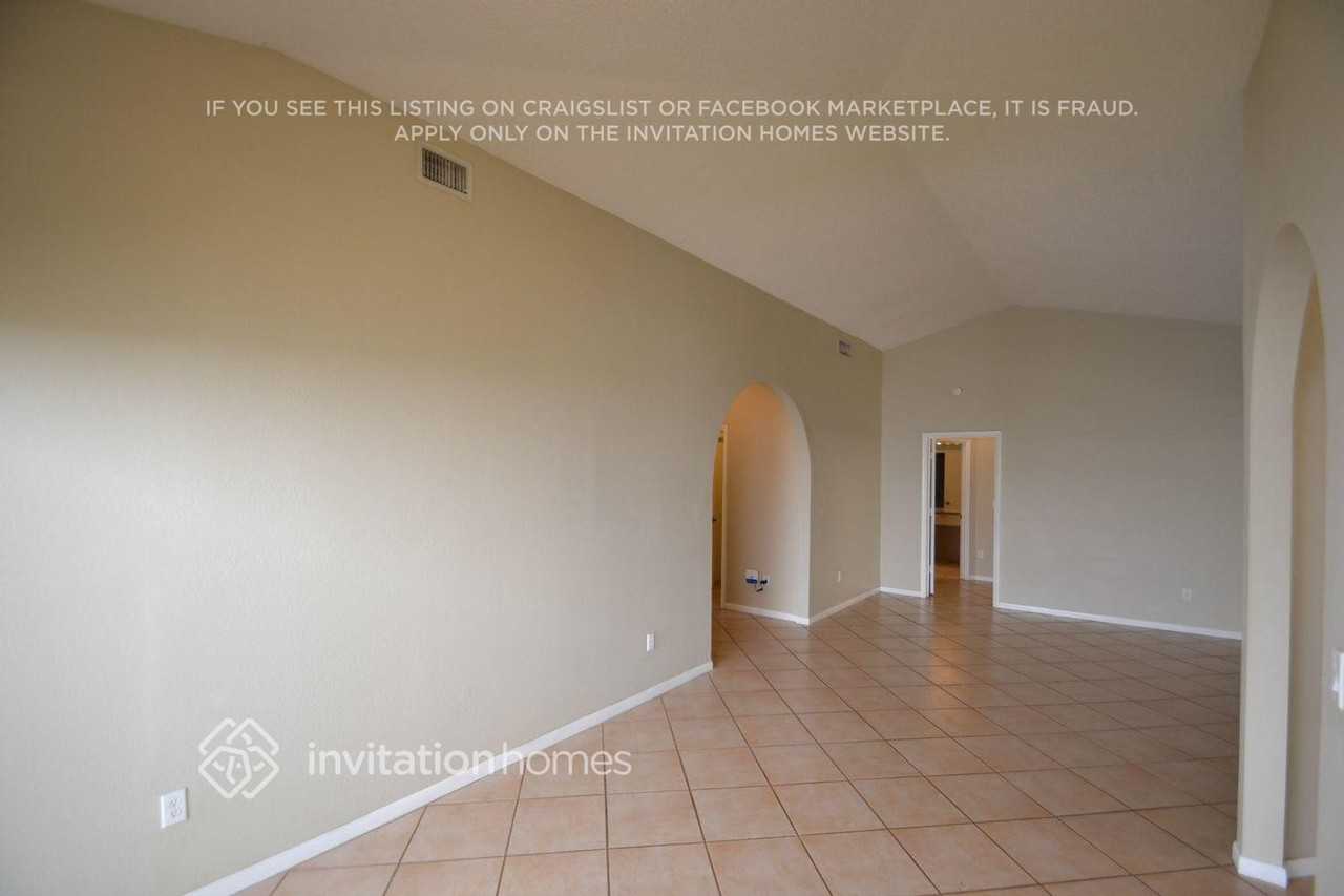 11571 Waterford Ct - Photo 3 of 14