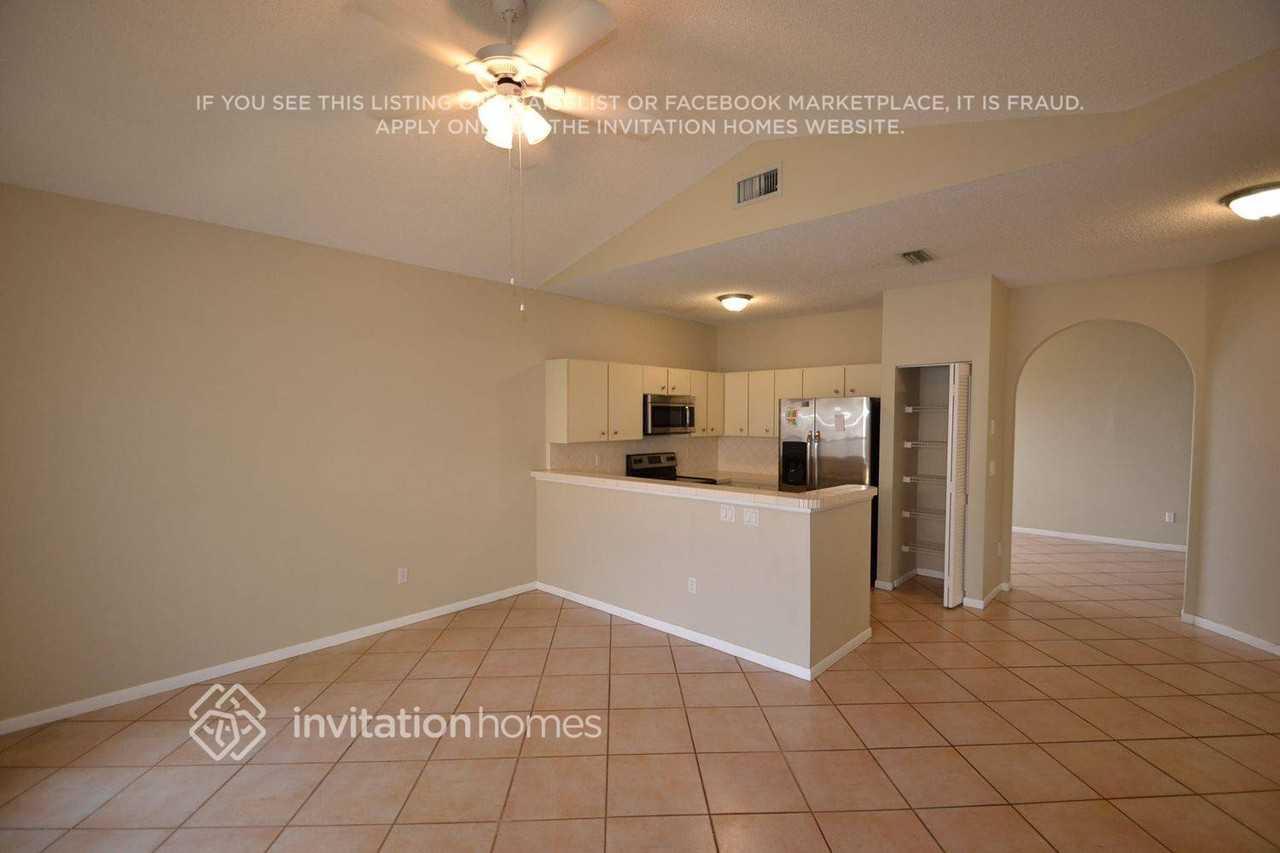 11571 Waterford Ct - Photo 4 of 14