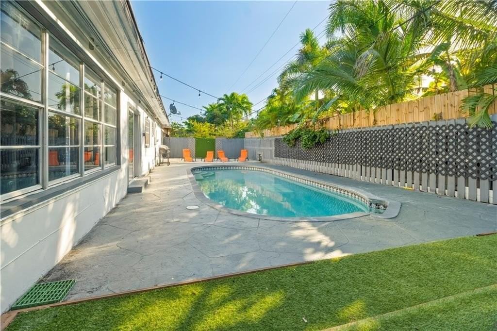 19340 Ne 19th Ave - Photo 3 of 36