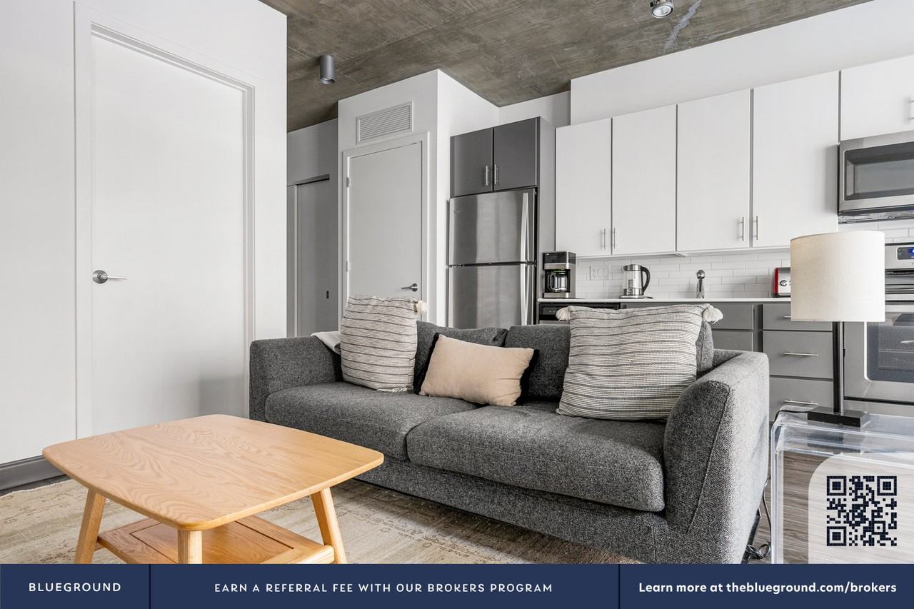 215 West Lake Street - Photo 5 of 47