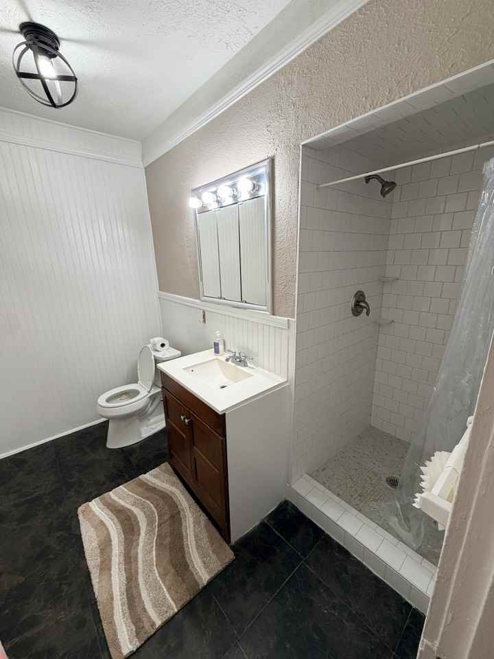 4704 Chenevert St #B - Photo 6 of 8