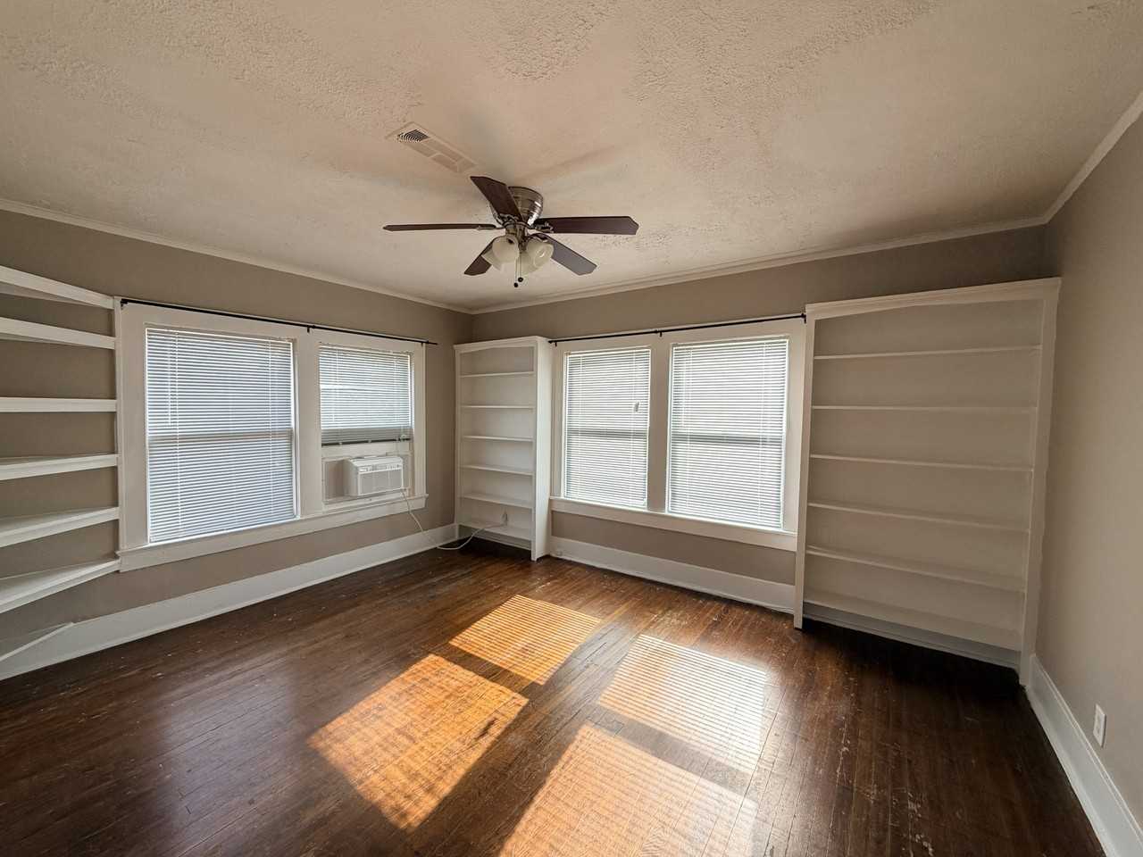 4704 Chenevert St #B - Photo 7 of 8