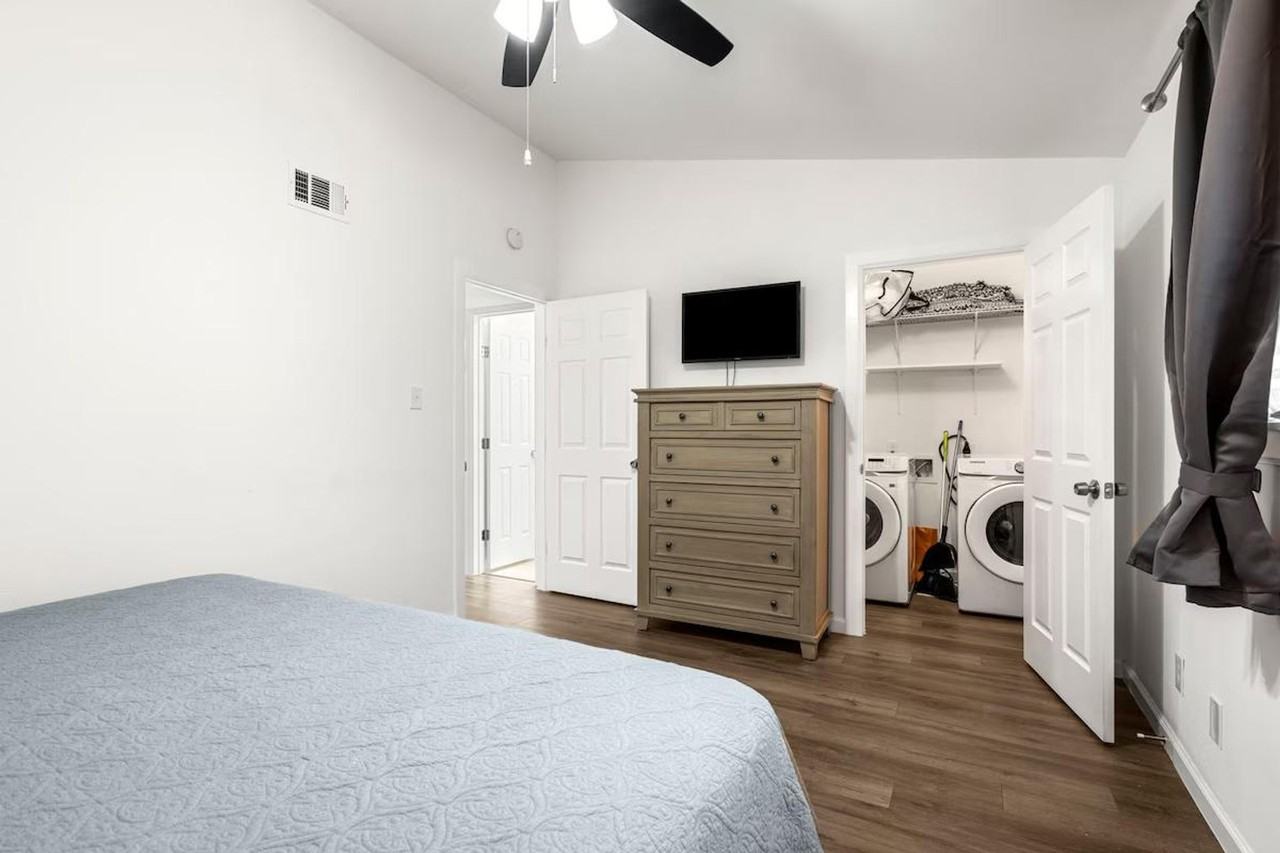 710 W 34th St #1385486P - Photo 2 of 8