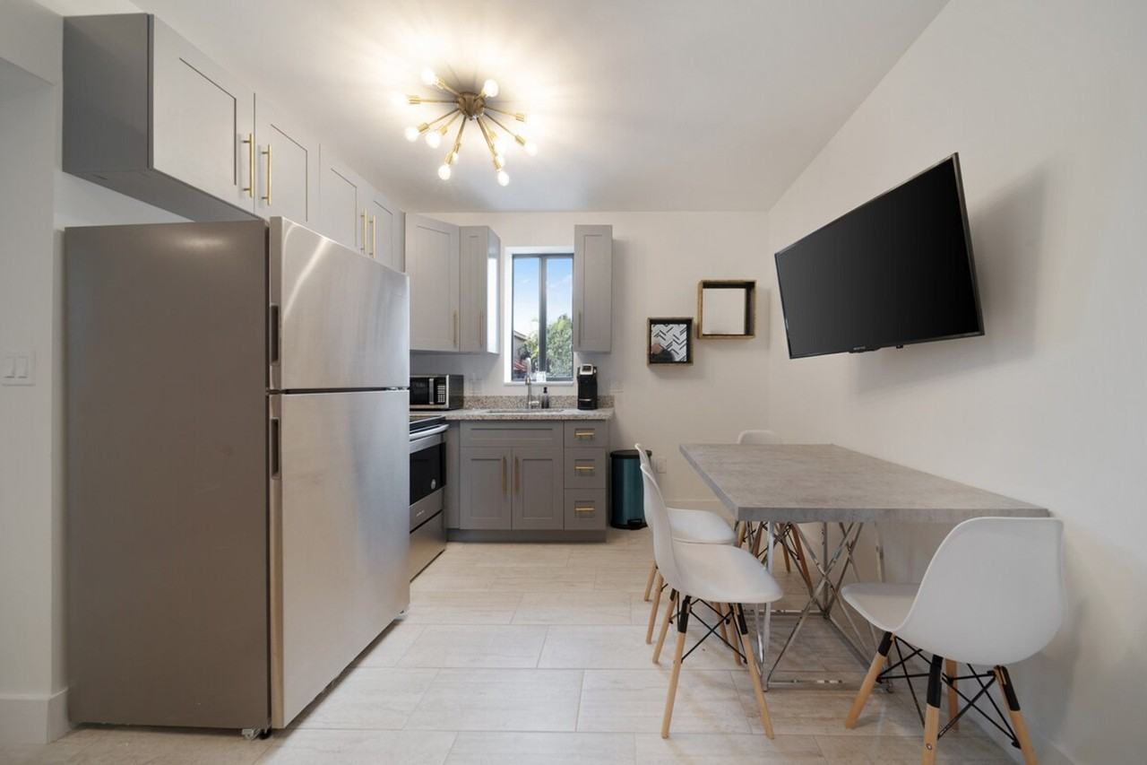 2110 Sw 16th St #1388877P - Photo 5 of 12