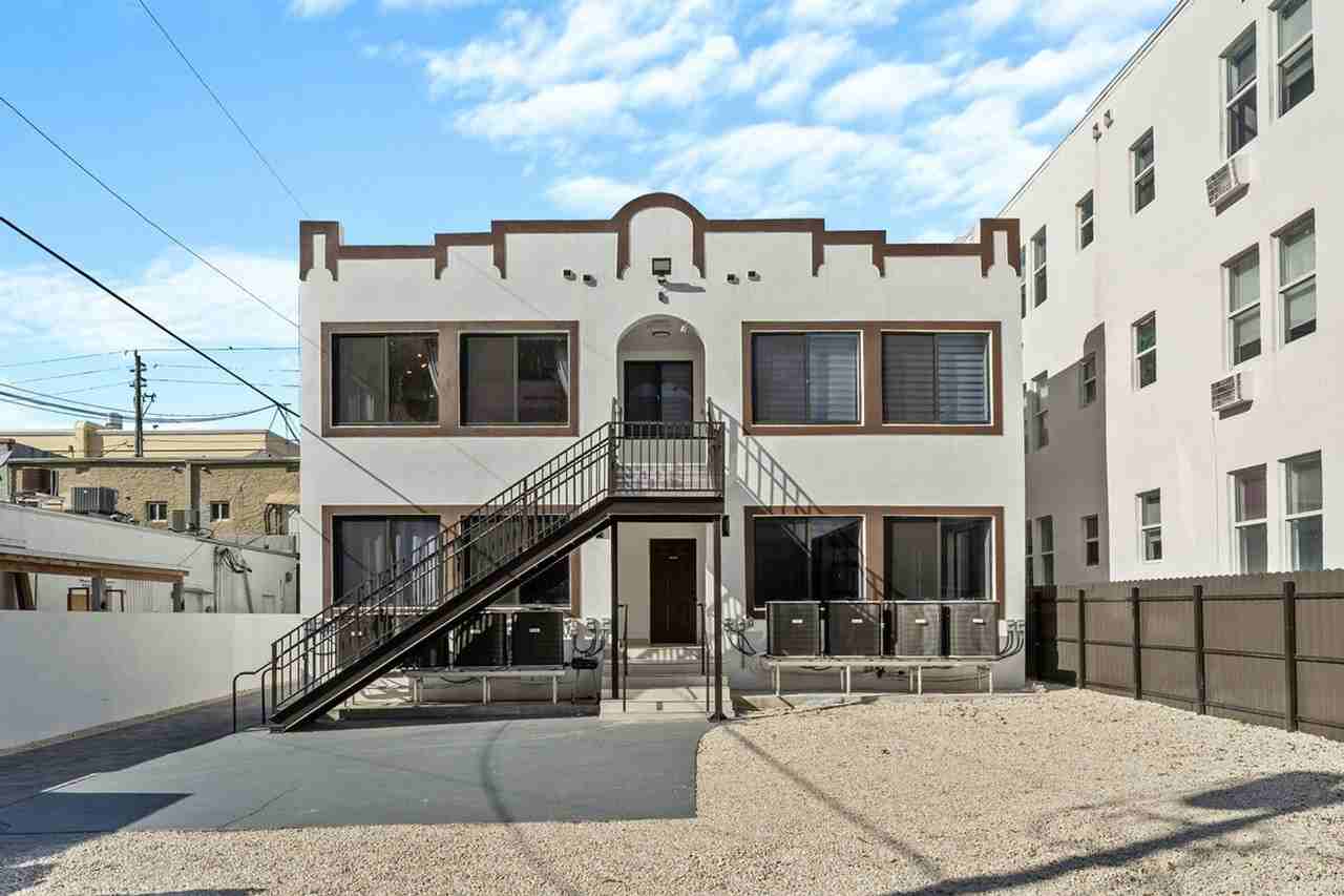302 Sw 12th Ave #1388874P - Photo 2 of 17
