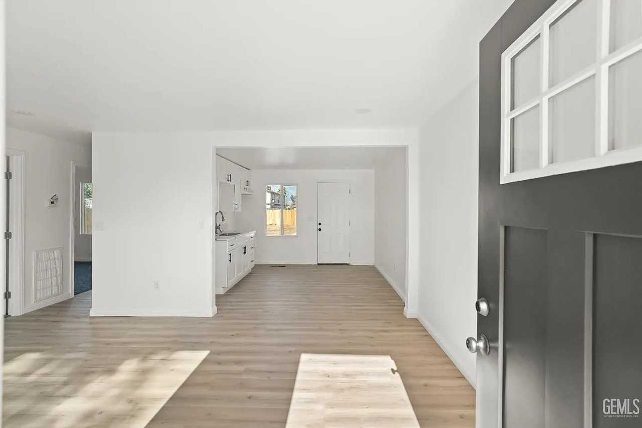 717 S Brown St - Photo 4 of 17