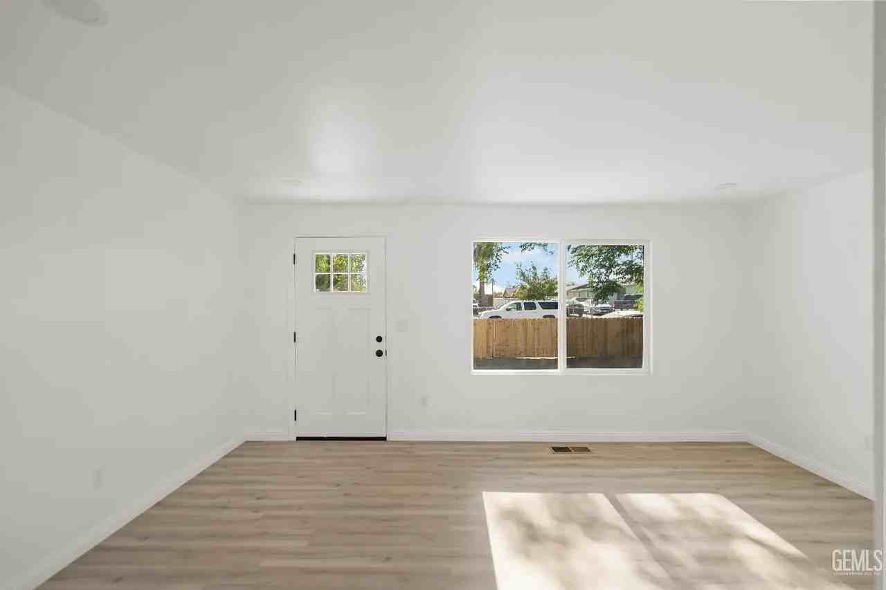 717 S Brown St - Photo 5 of 17