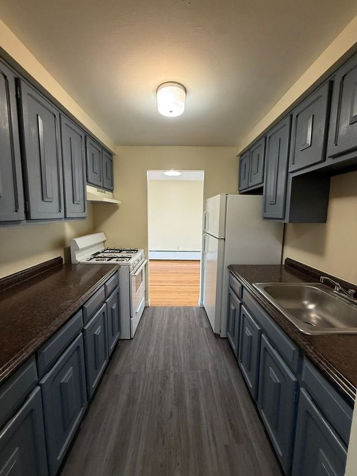 377 Stanley St - Photo 2 of 10