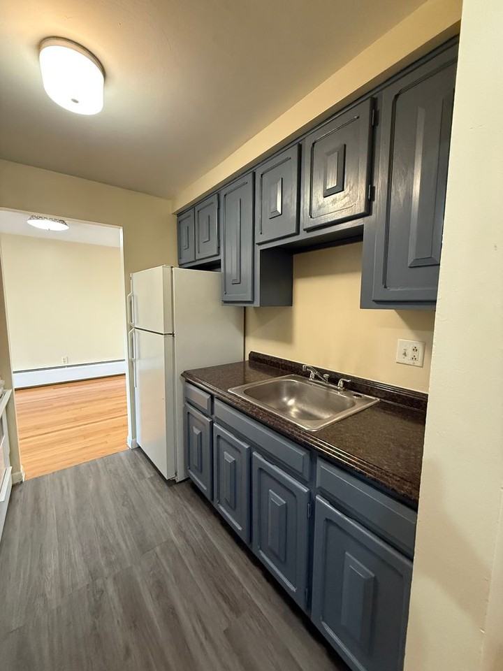 377 Stanley St - Photo 3 of 10