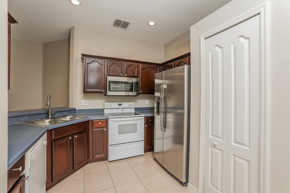 4876 Waterside Pointe Cir - Photo 6 of 16