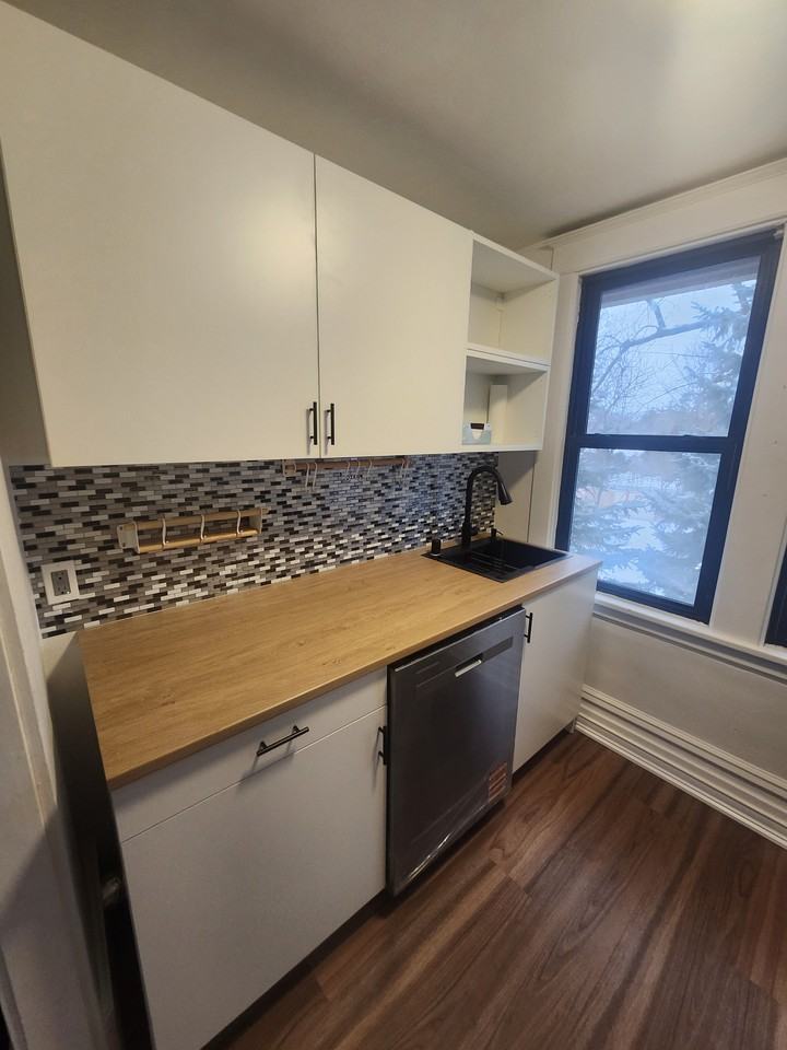 796 Larpenteur Ave W - Photo 7 of 42