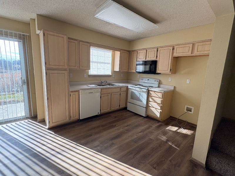 1244 Nw Phelps Dr - Photo 2 of 10