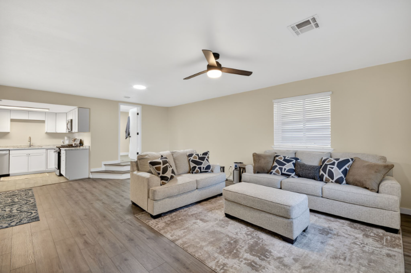 407 Corona Ave #C - Photo 4 of 16