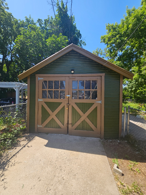 775 30th St - Photo 4 of 8