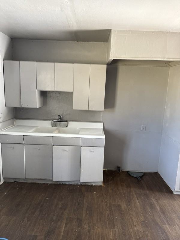 3610 Ninock St - Photo 3 of 12