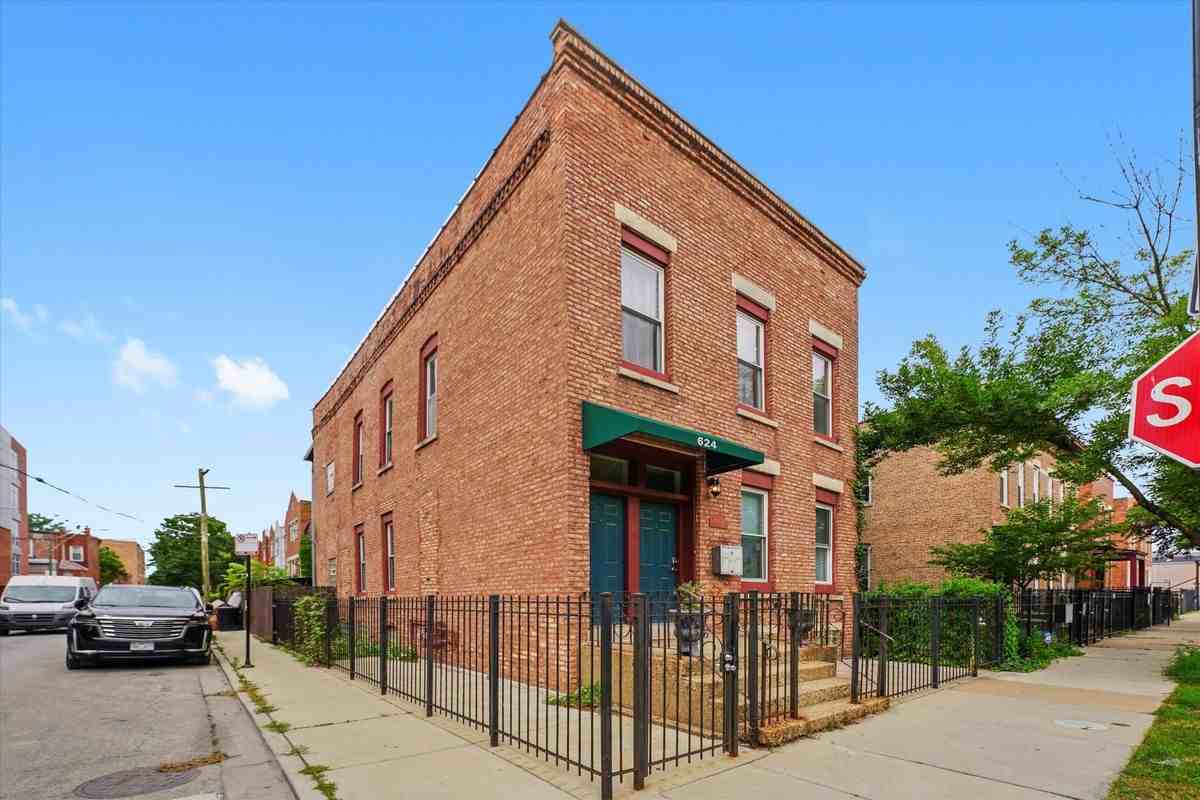 624 S Oakley Blvd - Photo 2 of 21