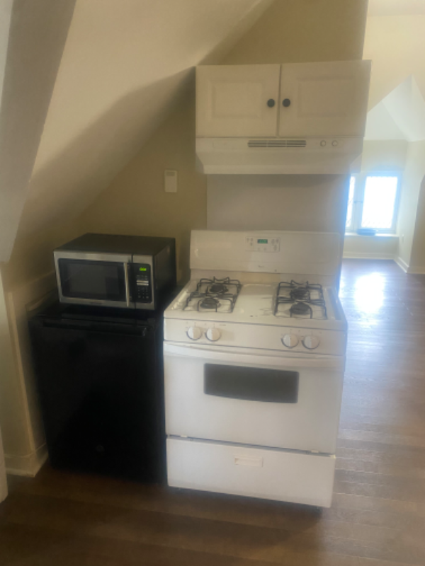 2098 Court Ave #201 - Photo 3 of 10