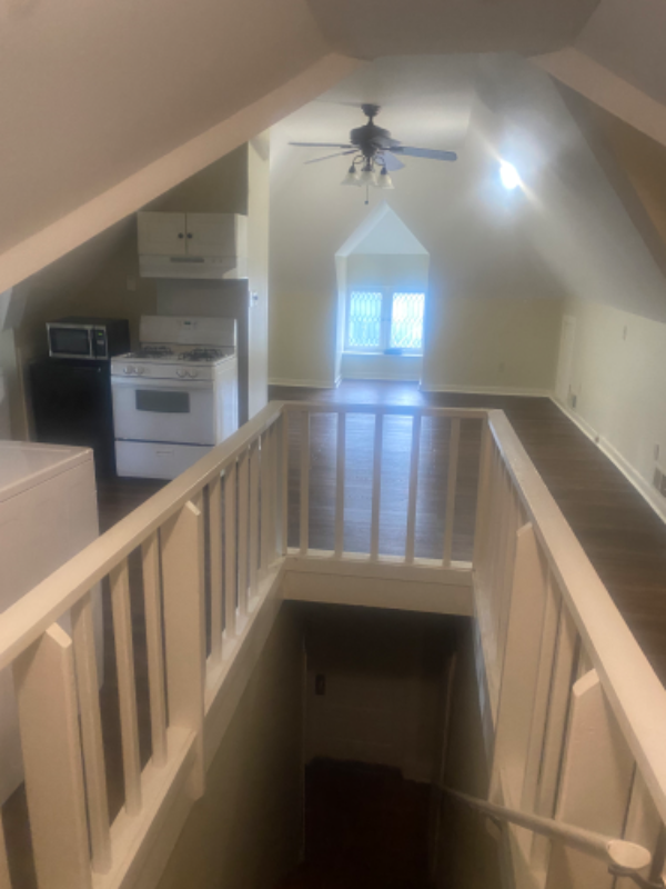 2098 Court Ave #201 - Photo 6 of 10