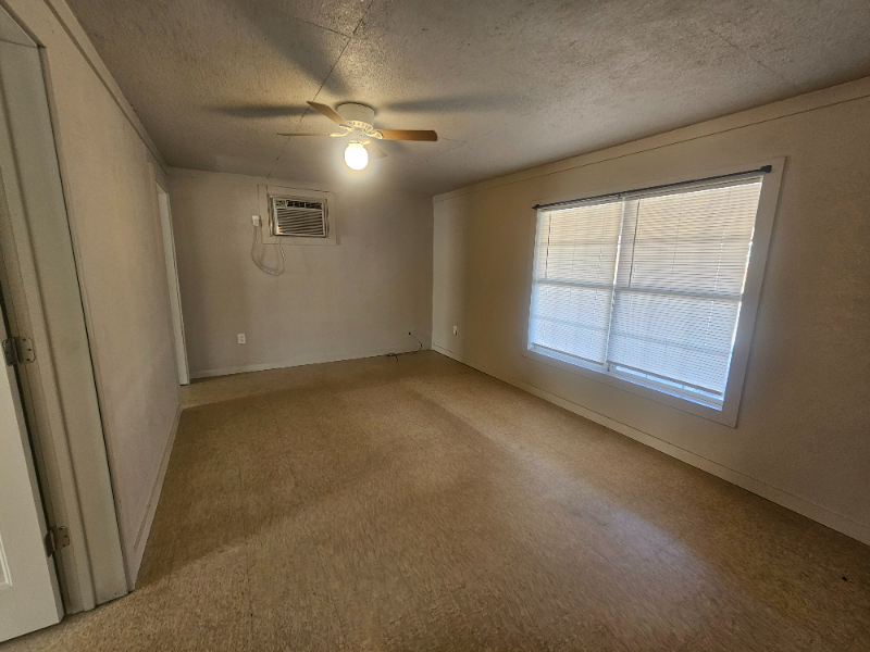 224 Ne 2nd St - Photo 4 of 6