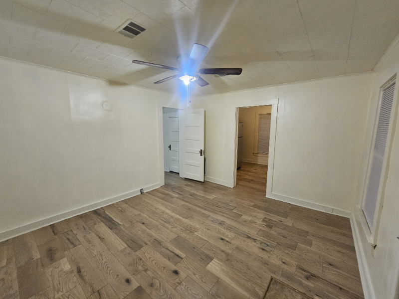 321 W Elm St - Photo 4 of 12