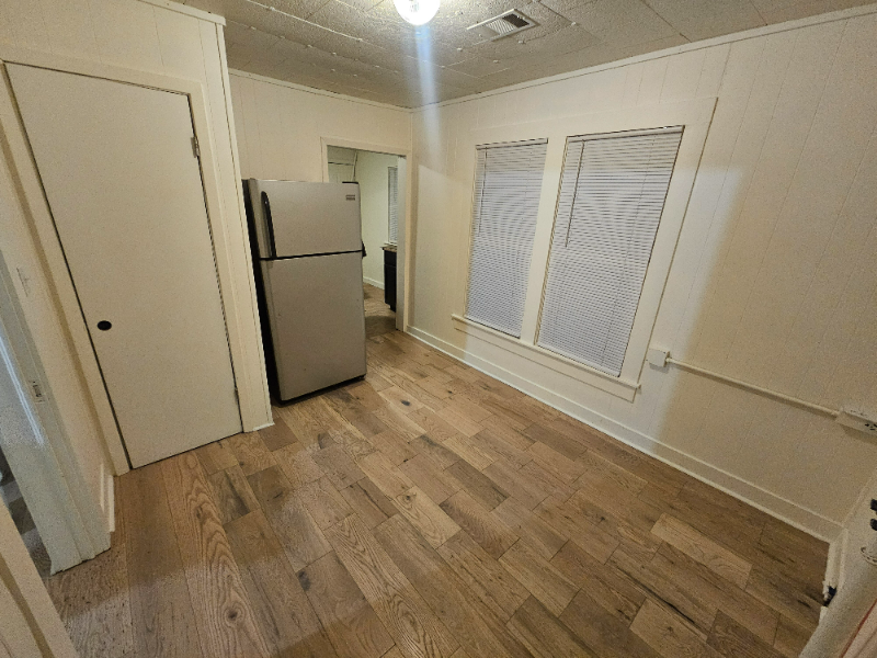 321 W Elm St - Photo 7 of 12