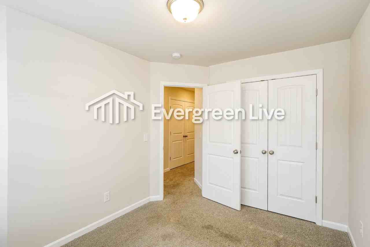 950 Hamilton Crossing Sq - Photo 5 of 15