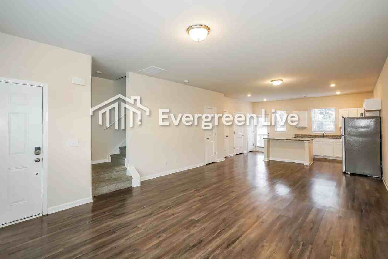 955 Hamilton Crossing Sq - Photo 5 of 17