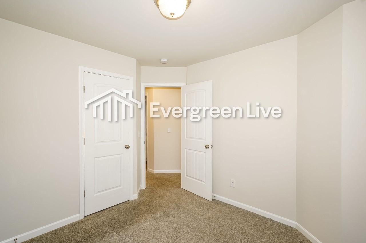 921 Hamilton Crossing Sq - Photo 3 of 15