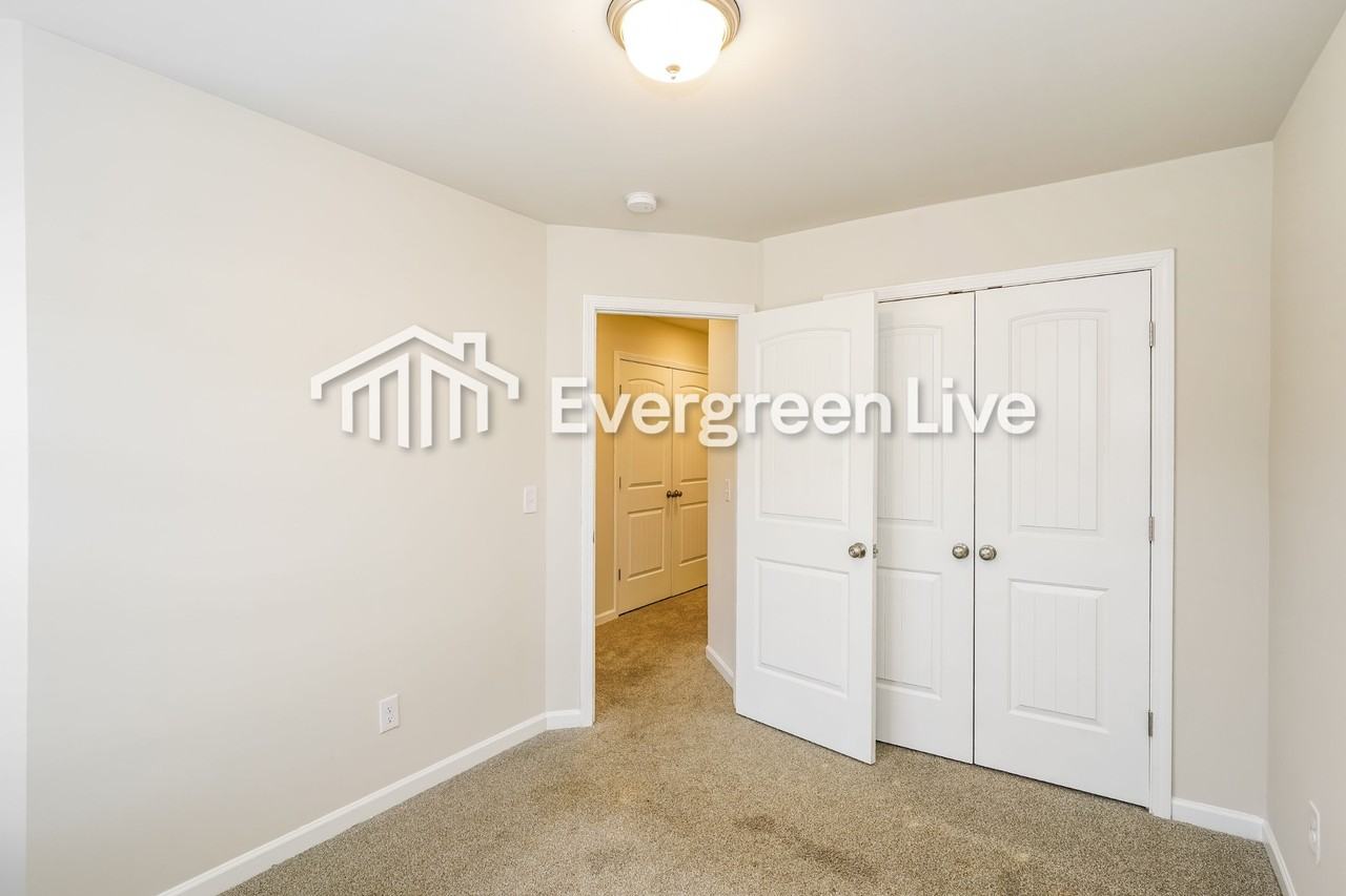 921 Hamilton Crossing Sq - Photo 5 of 15