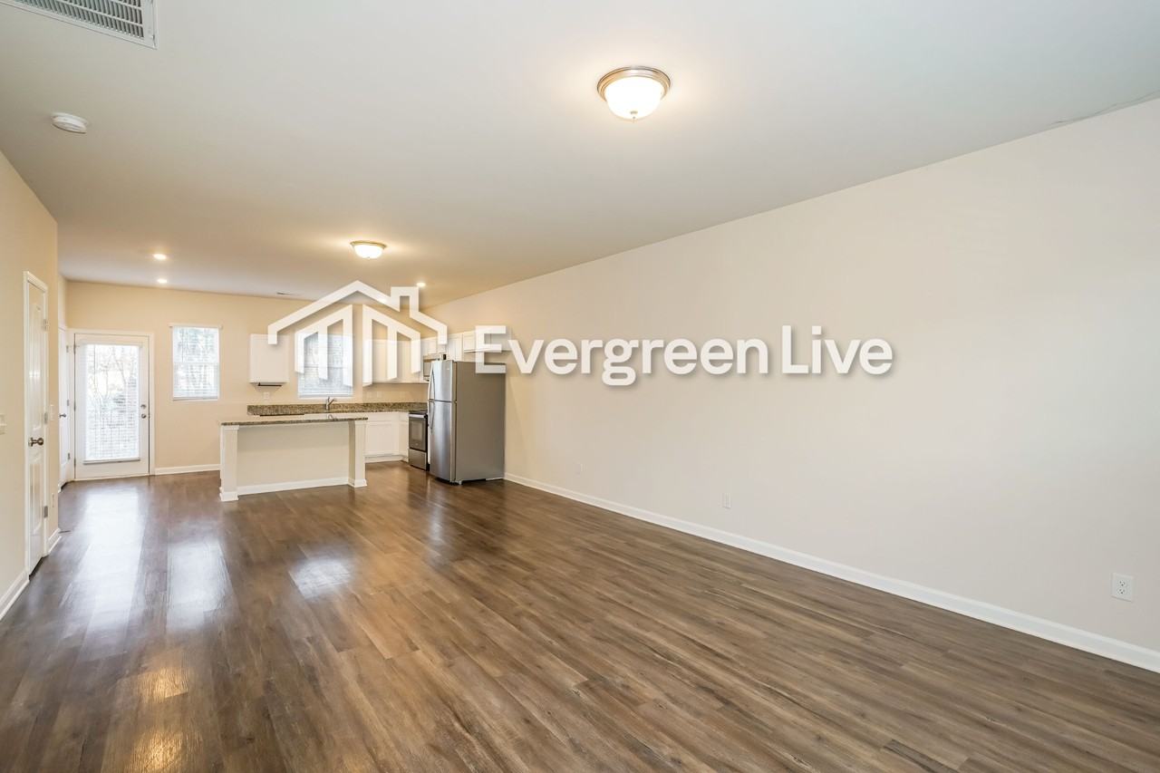 921 Hamilton Crossing Sq - Photo 4 of 15