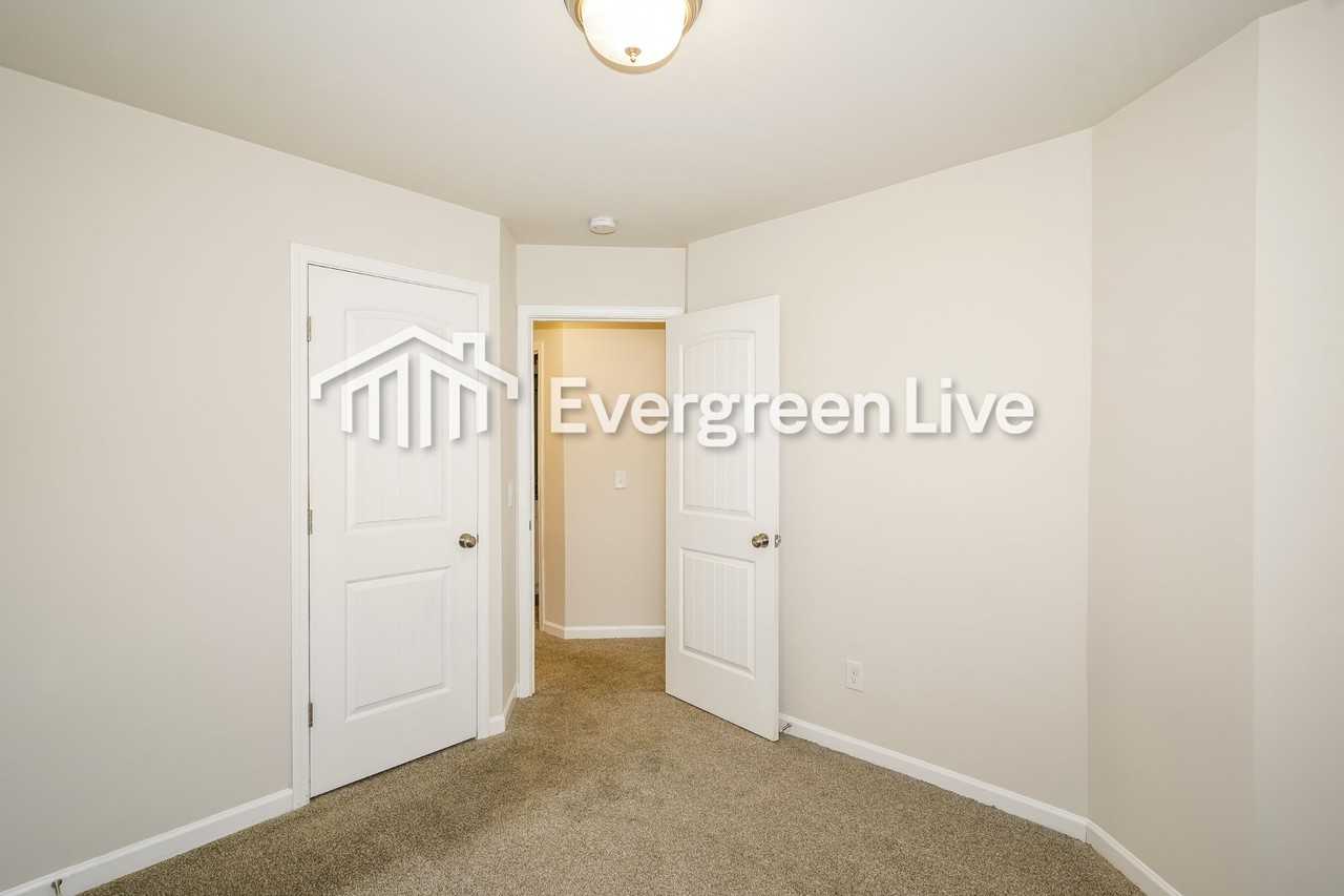 936 Hamilton Crossing Sq - Photo 3 of 15