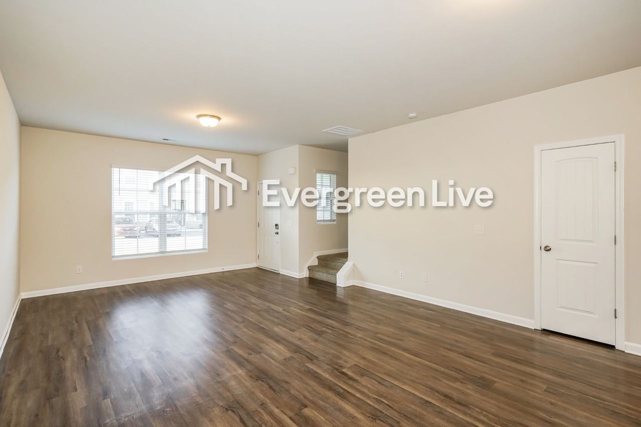 936 Hamilton Crossing Sq - Photo 3 of 15