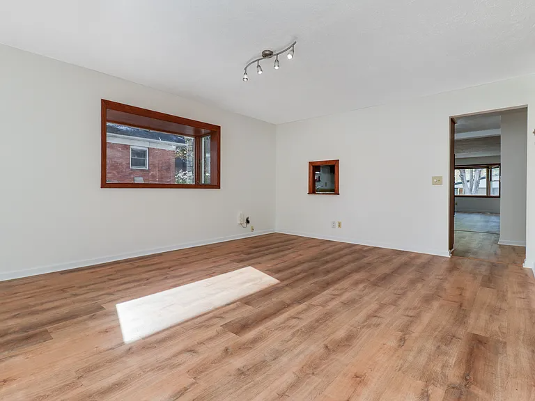 913 S Linden St - Photo 4 of 20