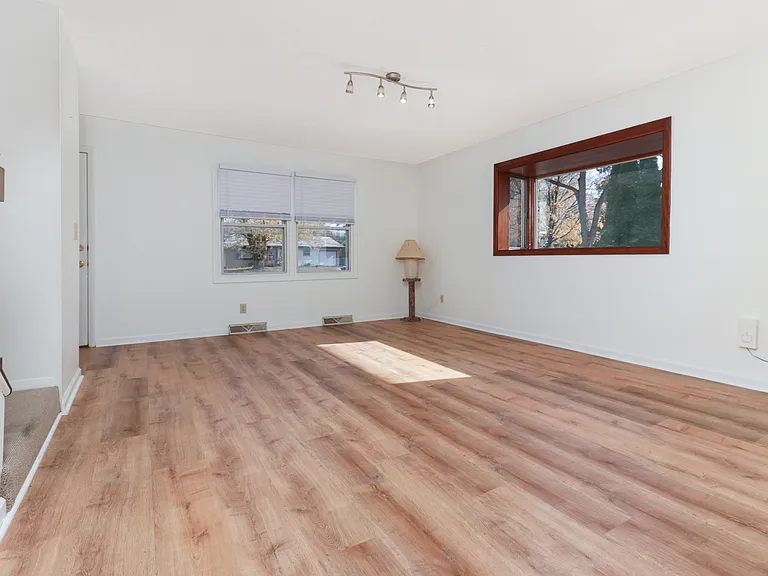 913 S Linden St - Photo 5 of 20