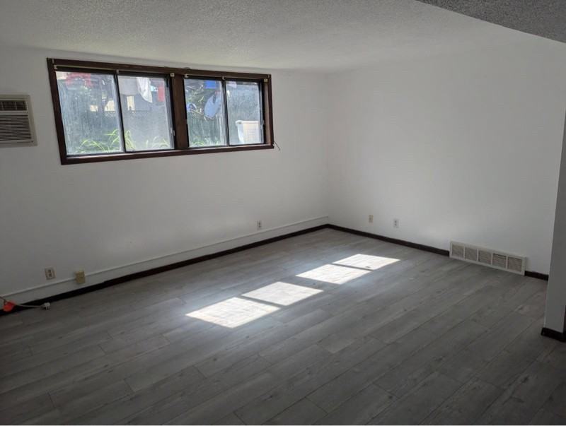 909 7th St #1 - Photo 3 of 9