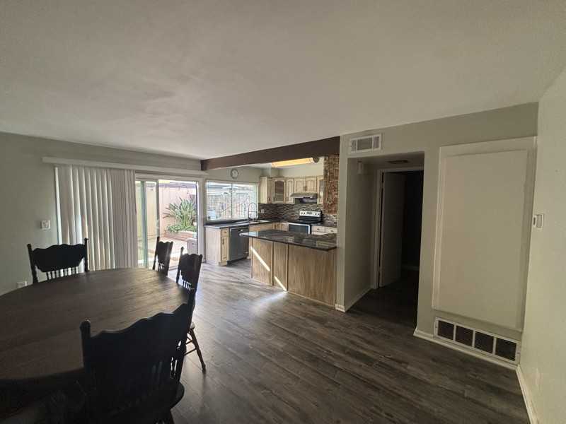 662 Driftwood Ln - Photo 4 of 20