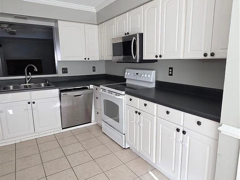 4310 Brighton Ln - Photo 4 of 4