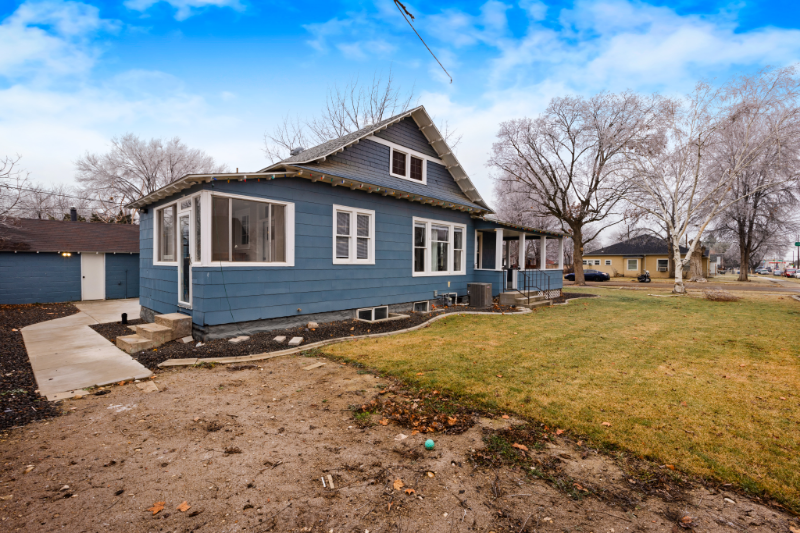 204 18th Ave S - Photo 3 of 18